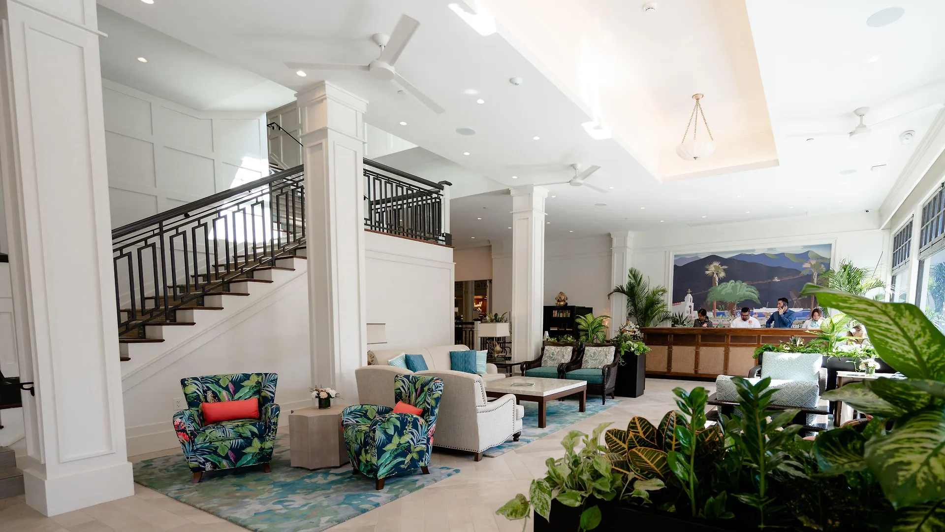 2 Central Hotels Close to Wrigley Memorial, Avalon